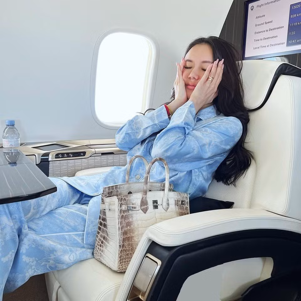 Kim Lim sở hữu một bộ sưu tập túi xách và phụ kiện hàng hiệu khổng lồ, trong đó nổi bật là những chiếc túi Hermès đắt đỏ, bao gồm cả mẫu Hermès Birkin Himalaya mang tính biểu tượng.