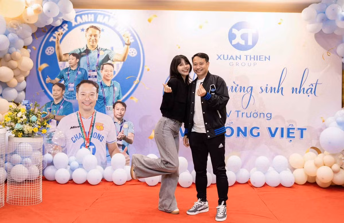 Trên trang cá nhân, BTV Thùy Anh - vợ HLV Vũ Hồng Việt thường xuyên chia sẻ khoảnh khắc tập luyện thể dục, ăn mặc trẻ trung nhưng nhã nhặn, toát lên lối sống năng động, hiện đại.