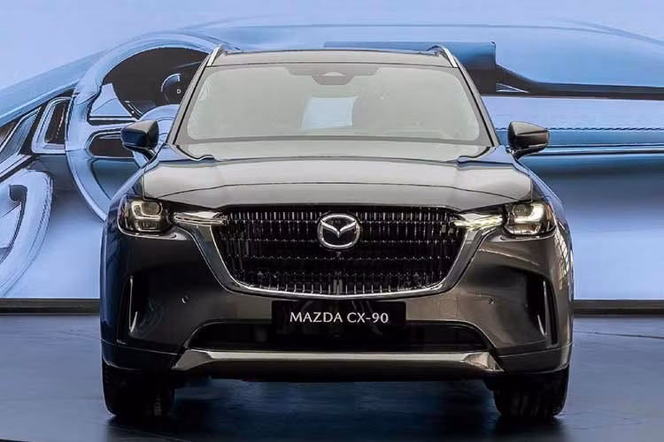 Với việc trang bị những công nghệ vận hành tân tiến cùng nguồn gốc nhập khẩu dự kiến từ Nhật Bản hoặc châu Âu, giá bán của Mazda CX-90 được dự báo sẽ nằm ở mức cao trong phân khúc. Nhiều chuyên gia và nhân viên tư vấn bán hàng nhận định mức giá khó có thể thấp hơn 2 tỷ đồng, thậm chí có thể vượt ngưỡng 2,5 tỷ đồng cho phiên bản cao cấp nhất.