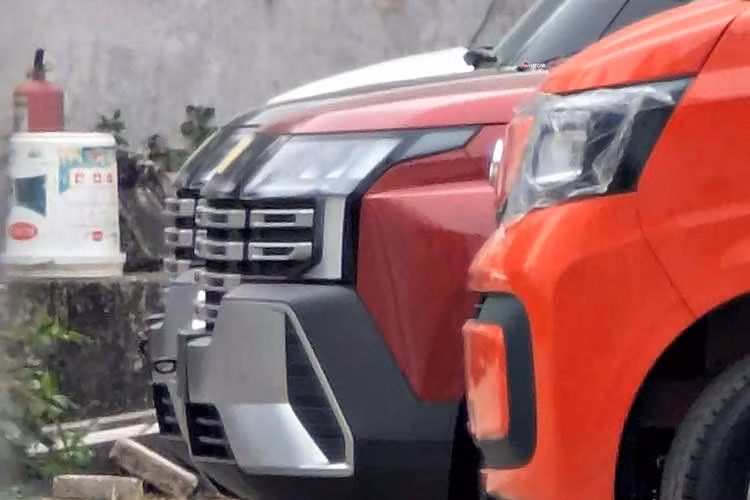 Ở phiên bản mới, Hyundai Stargazer sở hữu khá nhiều thay đổi về mặt thiết kế. Dễ nhận thấy nhất là khu vực đầu xe với nắp ca-pô dài hơn và cụm đèn pha đặt cao hơn, thay thế kiểu tách rời trước đây. Dải đèn LED định vị ban ngày có thiết kế hình chữ "H" mới, tạo cảm giác nổi bật hơn. Tiếp theo đó là lưới tản nhiệt cỡ lớn hơn với mắt lưới hình chữ nhật nằm ngang và xếp tầng. Cản trước có thêm các các khe hút gió giả hai bên bao quanh hốc hút gió trung tâm.