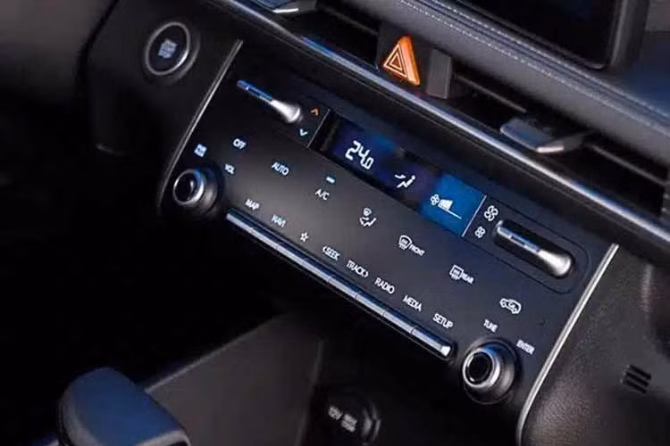 Nội thất của Hyundai Stargazer 2026 đi kèm cấu hình 3 hàng ghế tiêu chuẩn. Tùy theo phiên bản, xe sẽ dùng băng ghế dài gập 60:40 hoặc 2 ghế thương gia ở hàng ghế giữa. Trong khi đó, hàng ghế ba có thể gập theo tỷ lệ 50:50. Dung tích khoang hành lý là 185 lít tiêu chuẩn hoặc 585 lít khi gập hàng ghế thứ ba.