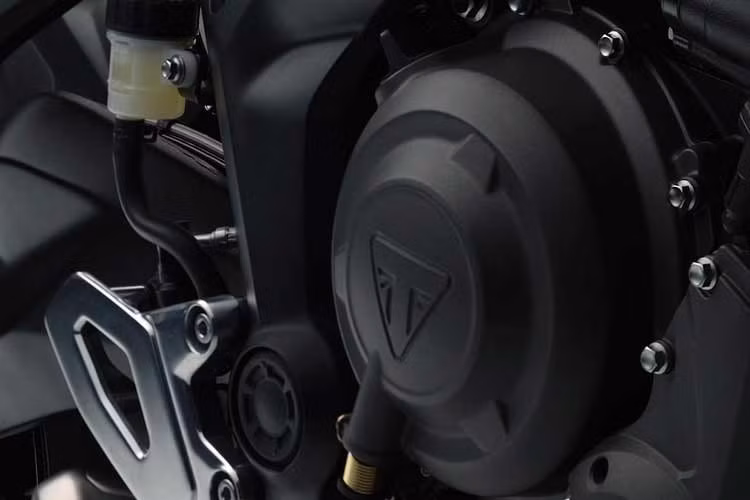 Tương tự như Trident 660, để nâng cấp hiệu năng, Triumph đã thay đổi đáng kể về mặt cơ khí kỹ thuật của động cơ. Ngoài ra, hộp số 6 cấp cũng được tinh chỉnh, tỷ số truyền được điều chỉnh lại và hệ thống hỗ trợ sang số Triumph Shift Assist được hiệu chỉnh nhằm tối ưu thao tác sang số nhanh và mượt hơn.