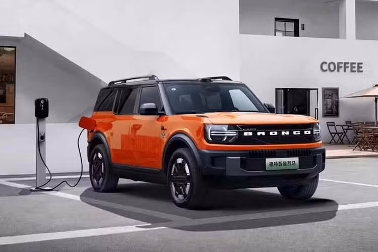 Khác với kết cấu khung gầm rời (body-on-frame) của bản Mỹ, mẫu xe SUV Ford Bronco New Energy mới đang bán tại thị trường Trung Quốc này sở hữu nền tảng khung gầm liền khối (unibody) tương tự như dòng Territory đang bán tại Việt Nam.