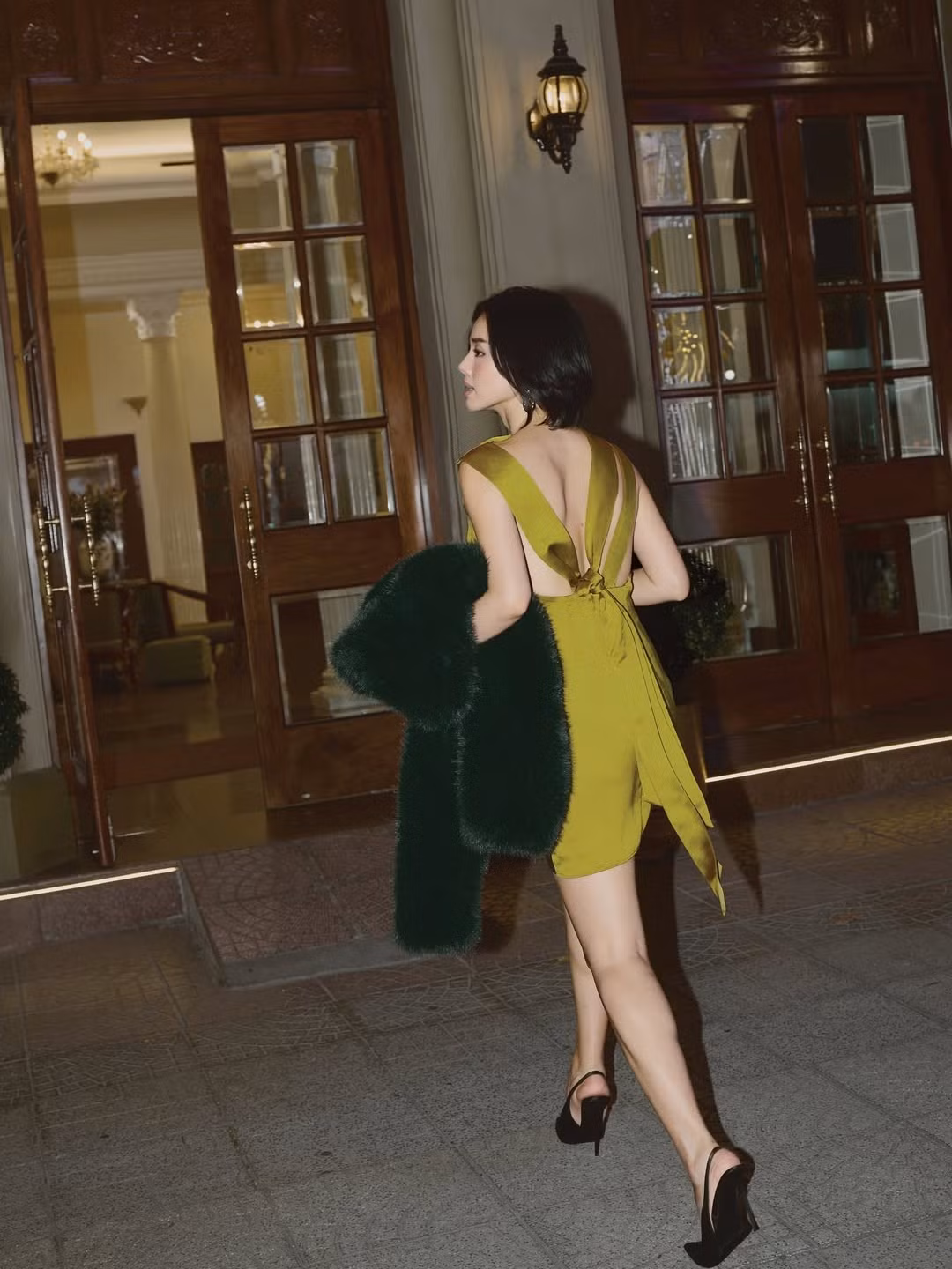 Túi nhung nâu mềm cùng ly champagne trên tay khiến hình ảnh Khánh Linh càng thêm khí chất “tiểu thư châu Âu”.