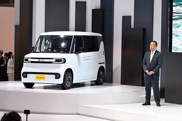 Mẫu xe kei car thuần điện BYD Racco 2026 đã chính thức được hé lộ không gian nội thất tại thị trường Nhật Bản khi ngày ra mắt thị trường đang đến gần. Xe dự kiến được bắt đầu mở bán trong năm nay với mức giá khoảng 2,5 triệu Yên (tương đương 450 triệu đồng), hướng tới thị trường xe kei car rất lớn tại Nhật Bản.