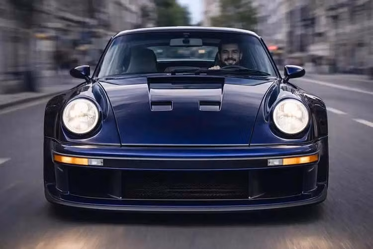 Quá trình bắt đầu khi chủ xe gửi Porsche 911 (thế hệ 964) đến Singer với yêu cầu phục chế theo hướng cá nhân hóa. Thời điểm đó, xe đã hơn 30 năm tuổi và qua nhiều đời chủ với odo hàng nghìn dặm. Sau khi thao dỡ cẩn thận toàn bộ nội - ngoại thất và các linh kiện cơ khí. Phần khung xe được vệ sinh sạch và kiểm tra kỹ lưỡng, đồng thời gia cố độ cứng nhằm tối ưu khi nâng cấp sức mạnh.