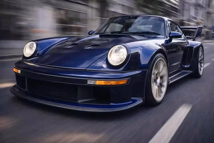 Singer là đơn vị chuyên phục chế những chiếc Porsche 911 cổ điển đã giới thiệu chiếc xe đầu tiên được thực hiện dựa trên dịch vụ DLS Turbo. Chủ nhân đã đặt tên mới cho chiếc xe này là “Sorcerer”.