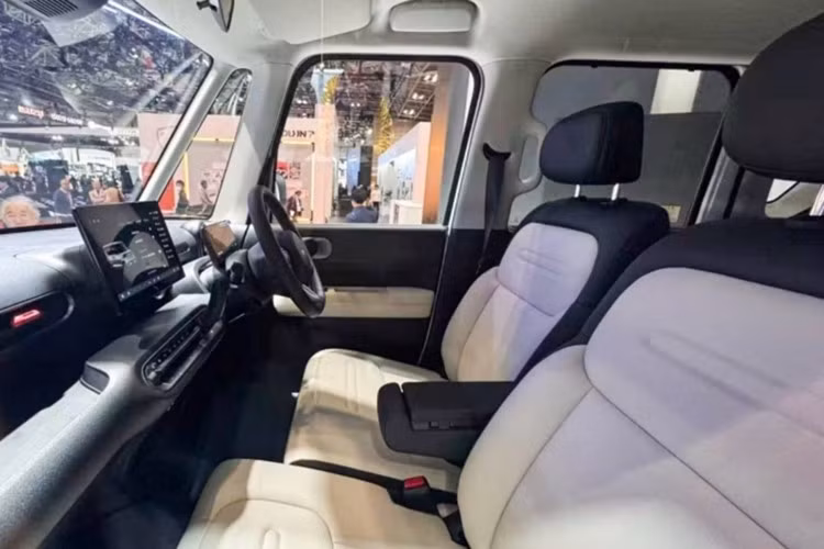 Ghế của BYD Racco được bọc giả da màu trắng. Trong khi đó, hàng ghế thứ hai không xuất hiện trong hình ảnh chính thức. Tuy nhiên, qua hình ảnh chụp tại buổi giới thiệu ở Nhật Bản trước đó, có thể thấy khu vực này đi kèm 2 ghế với tựa đầu điều chỉnh được. Một lợi thế khác của BYD Racco là cửa trượt phía sau ở cả bên lái và bên phụ.