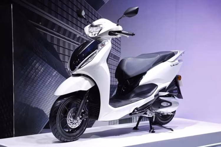 Honda Thái Lan vừa cho ra mắt mẫu xe ga Honda Lead 125 2026 mới nhằm đem lại trải nghiệm mới cho người dùng. Xe được làm mới phần đầu theo hướng thể thao, thanh lịch và hiện đại hơn, đi kèm bốn màu sắc mới ấn tượng cùng hệ thống phanh ABS, tăng thêm sự tự tin khi vận hành.