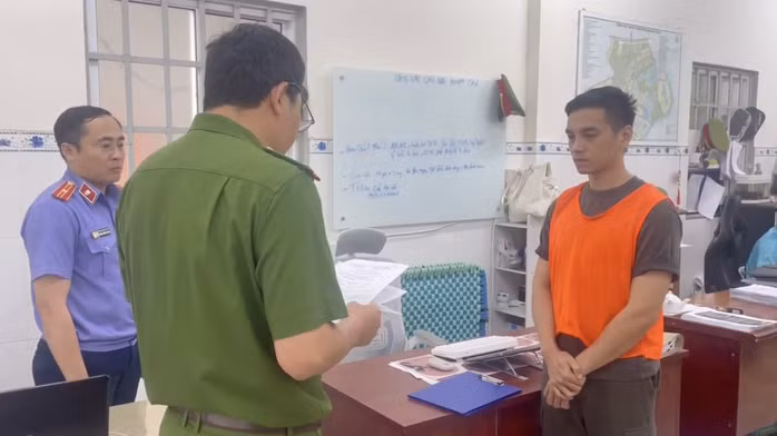 TikToker Nguyễn Văn Dũng (áo cam)
