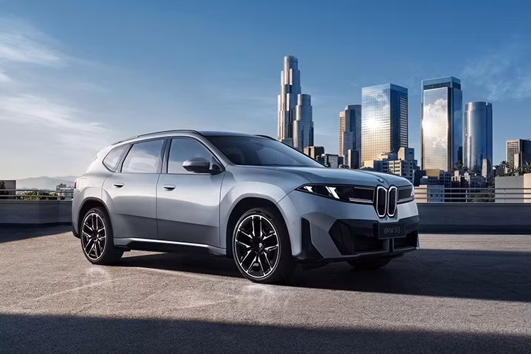 Bộ pin NMC dung lượng 113,4 kWh cung cấp phạm vi hoạt động lên tới 919 km theo chuẩn CLTC. Đây cũng là mức cao nhất trong dải sản phẩm iX3 L tại Trung Quốc. Mẫu SUV điện cũng được tích hợp hệ thống hỗ trợ lái do Momenta phát triển dưới dạng trang bị tiêu chuẩn trên toàn bộ các phiên bản. Đây là một trong những điểm đáng chú ý khi BMW tăng cường các tính năng hỗ trợ lái trên dòng xe dành cho thị trường Trung Quốc.