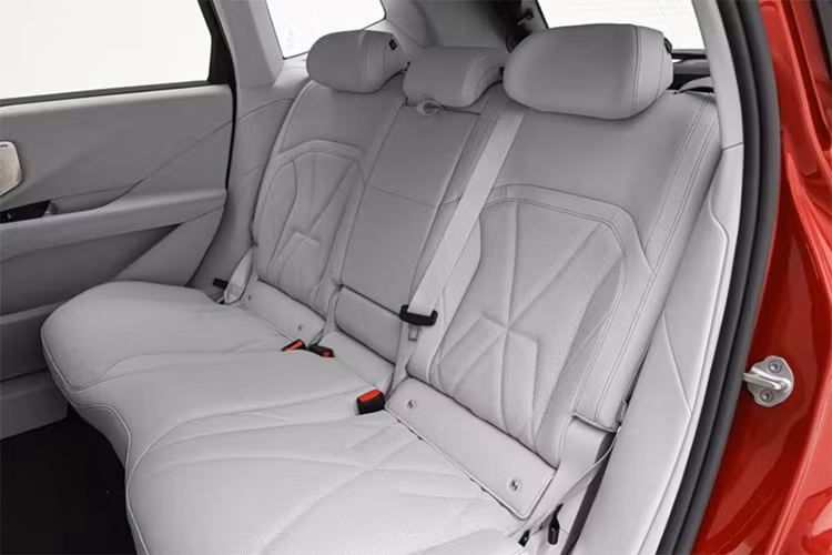 Một số công nghệ mới trên iX3 L vẫn đang trải qua các bước đánh giá cuối cùng nhằm đảm bảo khả năng vận hành ổn định trước khi xe được bàn giao cho khách hàng. Sức hút của BMW iX3 Neue Klasse không chỉ đến từ thương hiệu mà còn nằm ở nền tảng công nghệ mới được BMW phát triển cho thế hệ xe điện tiếp theo.
