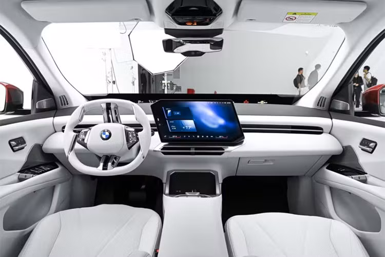 Trái với tốc độ nhận đơn, kế hoạch sản xuất và giao xe của BMW iX3 L lại diễn ra tương đối chậm. Những khách hàng đầu tiên dự kiến nhận xe từ tháng 11, trong khi việc sản xuất và giao xe với quy mô lớn được cho là phải chờ tới năm 2027. Một số khách hàng thậm chí có thể phải chờ đến ngày 31/1/2027 mới hoàn tất xác nhận đơn hàng chính thức.