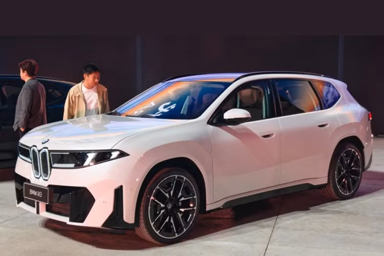 Tại Triển lãm Ôtô Thành Đô diễn ra vào ngày 21/8, BMW đã chính thức giới thiệu iX3 L Neue Klasse. Mẫu xe nhanh chóng ghi nhận hàng chục nghìn đơn đặt trước, cho thấy mức độ quan tâm lớn ngay từ thời điểm mở bán. Tuy nhiên, hệ thống đại lý BMW tại Trung Quốc hiện chưa có xe thực tế để trưng bày.