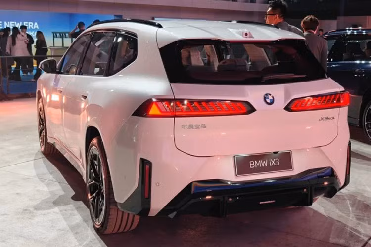 Một số đại lý cho biết, lượng khách quan tâm vượt dự kiến, với các showroom tại khu vực trọng điểm ghi nhận trung bình khoảng 80 đơn đặt hàng chỉ trong tuần đầu tiên. BMW iX3 L được bán với giá từ 269.900 đến 339.000 nhân dân tệ (trương đương khoảng 1,04 - 1,31 tỷ đồng).