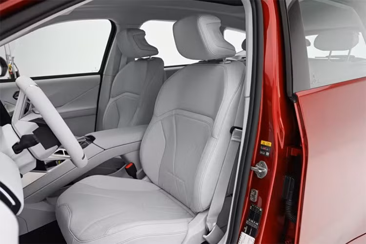 Theo đó, mỗi ngày giao xe chậm, khách hàng được cộng 100 điểm thành viên BMW. Những người phải chờ tới tháng 1/2027 có thể tích lũy khoảng 16.000 điểm, tương đương giá trị khoảng 4.000 nhân dân tệ (khoảng 15,52 triệu đồng). Theo các nguồn tin, BMW cho biết, tiến độ giao xe chậm có liên quan đến quá trình kiểm định chất lượng.
