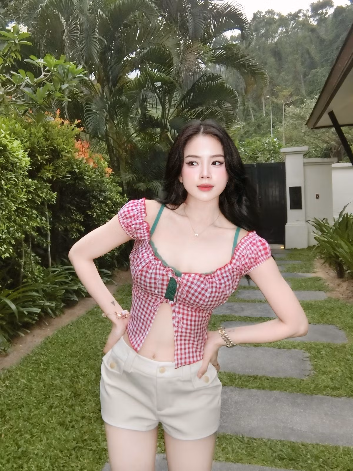 Mie không ngừng nỗ lực để trở thành nghệ sĩ đa di năng như ca hát, diễn xuất và các show truyền hình thực tế.