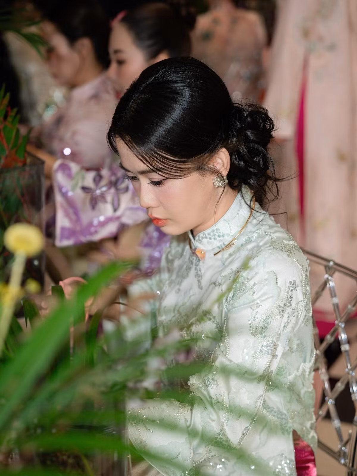 Kiểu tóc búi thấp, rẽ ngôi nhẹ, kết hợp hoa tai nhỏ xinh càng làm nổi bật nét duyên dáng, nữ tính. Ở những khung hình cận cảnh hay toàn thân, Ngọc Thảo đều giữ được thần thái tự tin, nhẹ nhàng – đúng tinh thần của tà áo dài Việt.