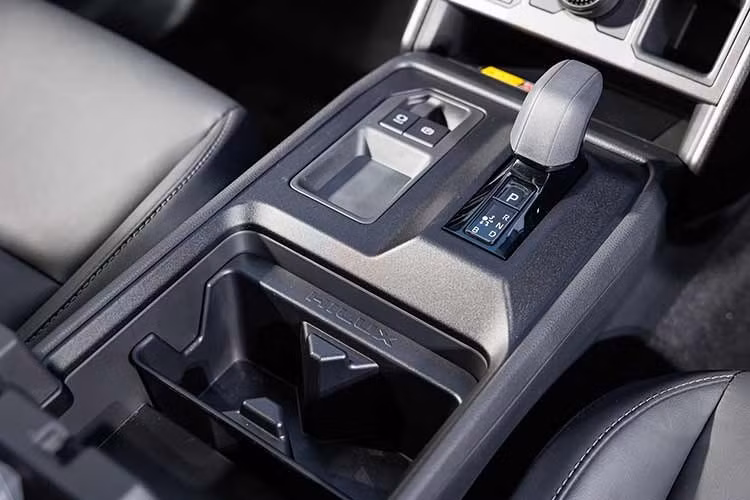 Khoang nội thất cũng được nâng cấp hiện đại hơn, với bảng đồng hồ kỹ thuật số 12,3 inch, màn hình trung tâm cảm ứng cùng kích thước, vô-lăng mới mượn từ Land Cruiser, cùng loạt tiện nghi như ngăn chứa đồ kép, giá để cốc tích hợp và các nút bấm vật lý cho các chức năng thường dùng.