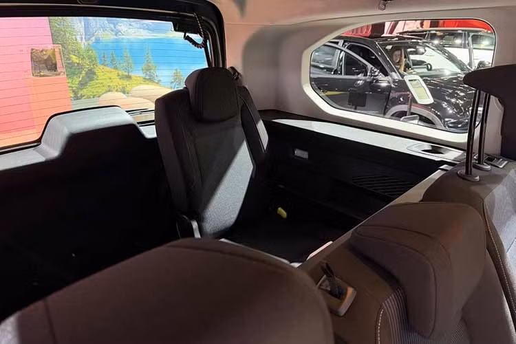 Mẫu xe MPV này sẽ có ba phiên bản, bắt đầu với phiên bản Pop quen thuộc, nằm ở phân khúc thấp nhất. Phiên bản Qubo L cũng sẽ có cấu hình Icon tầm trung, trong khi phiên bản cao cấp nhất sẽ được gọi là La Prima.