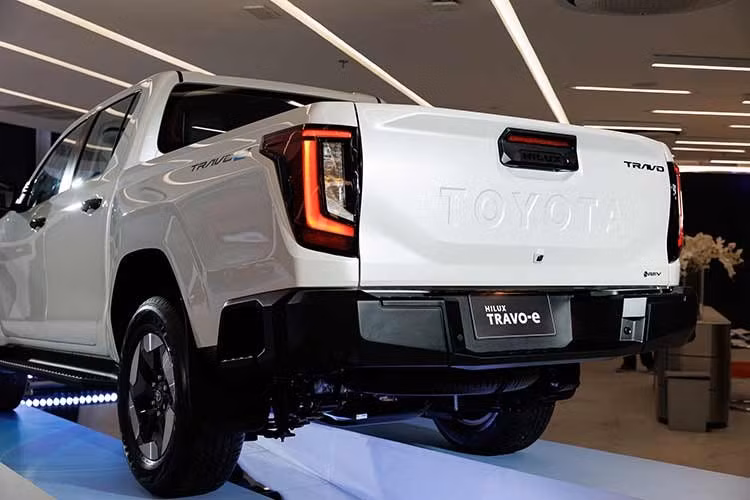 Về thiết kế, cả hai phiên bản đều mang ngôn ngữ Cyber Sumo mới, do Toyota Australia phát triển. Phong cách này sử dụng các đường nét góc cạnh, mặt phẳng lớn, tạo cảm giác mạnh mẽ hơn cho chiếc bán tải. Phiên bản BEV có thể nhận diện dễ dàng qua mặt ca-lăng kín và cản trước màu bạc được tinh chỉnh.