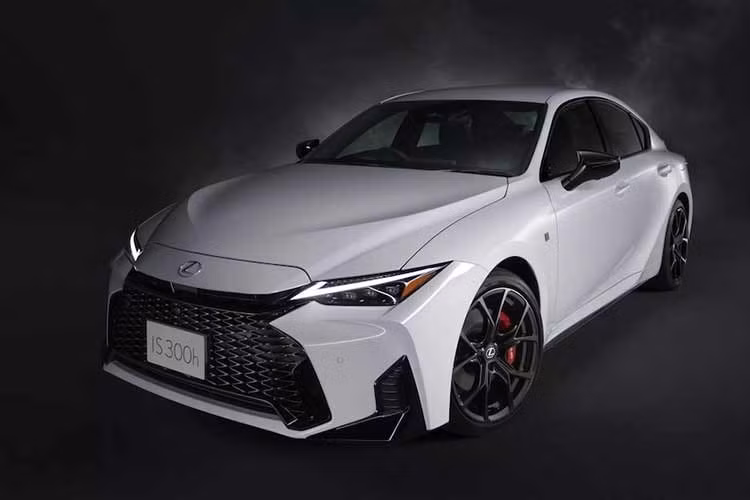 Lexus IS 300h 2026 sở hữu động cơ hybrid, hộp số biến thiên vô cấp điện tử (E-CVT) và trang bị động cơ 4 xi-lanh thẳng hàng dung tích 2,5 lít hút khí tự nhiên, cho tổng công suất 220PS (217 mã lực hoặc 162kW).