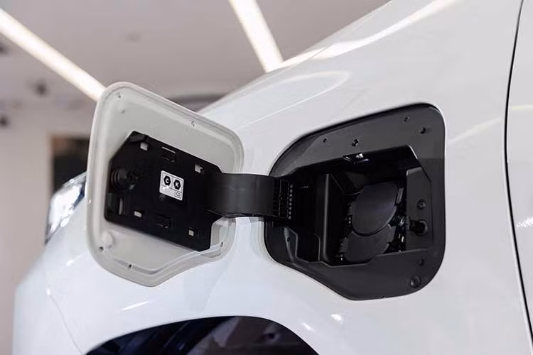 Tuy hướng đến khách hàng quan tâm đến chi phí vận hành và thân thiện môi trường, Hilux BEV vẫn giữ nền tảng thiết kế quen thuộc như khung gầm rời, khoảng sáng gầm 212 mm và khả năng lội nước 700 mm. Xe được bổ sung chế độ lái địa hình riêng, tinh chỉnh để tối ưu hiệu suất phanh và mô-men xoắn của động cơ điện.