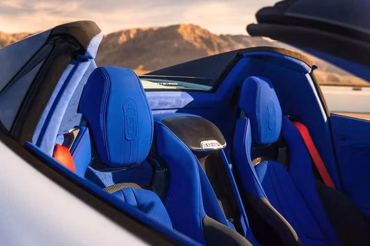 Cả hai phiên bản Grand Sport đều có thân xe rộng hơn tương tự như Z06, giúp xe có dáng vẻ vững chắc hơn và độ bám đường tốt hơn. Mẫu Grand Sport X mới cũng là điểm đáng chú ý, khi nó thay thế cho bản E-Ray cũ.