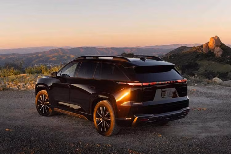 Nhờ sở hữu chiều dài cơ sở lớn, mẫu SUV này cho phép tối ưu không gian cho cả ba hàng ghế bên trong. Ở phía sau, cụm đuôi xe được đánh giá là mang nhiều nét tương đồng với mẫu xe "song sinh" Toyota Highlander EV dự kiến ra mắt cuối năm nay, minh chứng cho mối quan hệ hợp tác chặt chẽ giữa hai nhà sản xuất Nhật Bản.