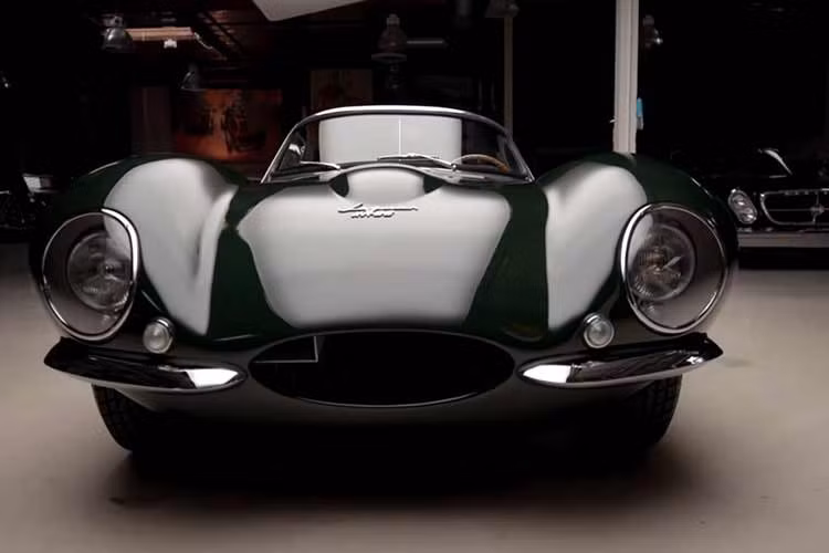 Tuy nhiên, một vụ hỏa hoạn lớn tại nhà máy Jaguar năm 1957 đã phá hủy 9 chiếc xe đang hoàn thiện. Kết quả, chỉ có 16 chiếc XKSS được sản xuất, khiến mẫu xe này trở thành một trong những chiếc Jaguar hiếm nhất từng tồn tại.