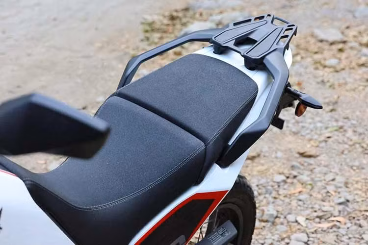 Sức mạnh được truyền tới bánh sau thông qua hộp số 6 cấp, tích hợp ly hợp chống trượt FCC và hệ dẫn động xích, mang lại khả năng kiểm soát ổn định khi tăng tốc hoặc dồn số. Hệ thống phanh trên X-Cape 700 đến từ thương hiệu Brembo, với cấu hình hai đĩa phanh nổi đường kính 298 mm và kẹp phanh 4 piston phía trước, kết hợp cùng đĩa đơn 255 mm và kẹp phanh 2 piston phía sau.