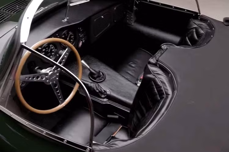 Chiếc XKSS của Steve McQueen mang số khung XKSS 713. Xe ban đầu có màu trắng, nội thất đỏ và được nhập khẩu vào Mỹ tháng 4/1957. Chủ sở hữu đầu tiên là James Peterson, sau đó xe được bán lại cho một nhân vật truyền thông tại Hollywood.