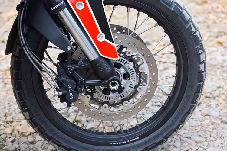 Ngoài ra, X-Cape 700 2026 còn được trang bị tiêu chuẩn hệ thống chống bó cứng phanh ABS hai kênh. Bộ mâm căm có kích thước 19 inch phía trước và 17 inch phía sau, đi cùng lốp 110/90 và 150/70, góp phần tăng khả năng vận hành linh hoạt trên nhiều địa hình.