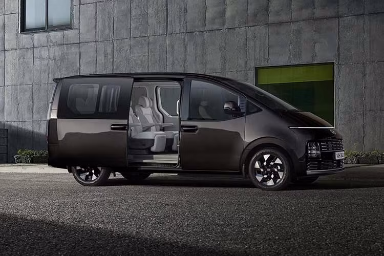Để phân biệt Staria Electric với các phiên bản dùng động cơ xăng và hybrid, cần nhìn vào phần đầu xe. Tại đây, xe được trang bị cản trước tái thiết kế, lưới tản nhiệt bị che một phần bằng tấm ốp trơn, cổng sạc bổ sung và các cửa chớp đóng/mở chủ động ở hốc hút gió trung tâm. Bộ mâm tối ưu khí động học cùng logo riêng trên cửa cốp khổng lồ hoàn thiện diện mạo của mẫu xe van thuần điện này.