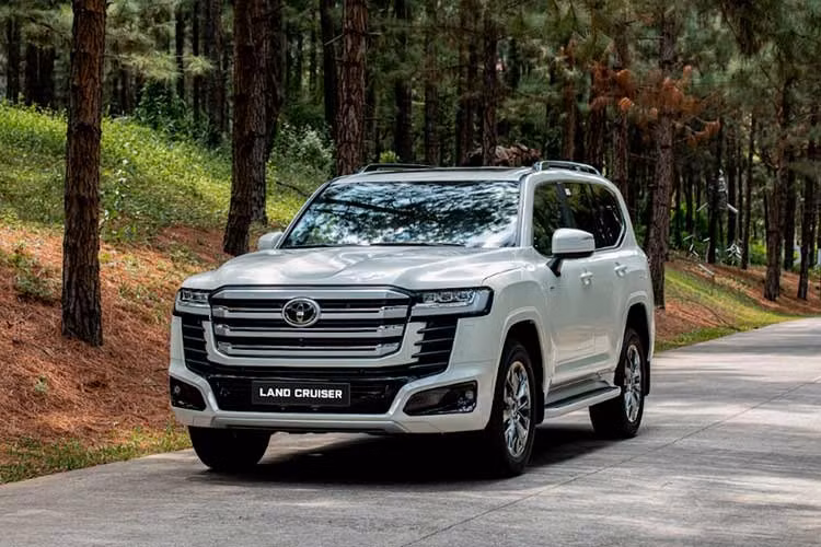 Ngày 9/9/2026, Toyota Việt Nam (TMV) công bố Land Cruiser 300 HEV 2026 mới và bắt đầu phân phối tại hệ thống đại lý trên toàn quốc. Đây là phiên bản Hybrid Electric đầu tiên của Land Cruiser 300 tại Việt Nam, bổ sung lựa chọn điện hóa cho dòng SUV đầu bảng của Toyota.