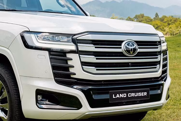 Theo Toyota, mức tiêu thụ nhiên liệu kết hợp của Land Cruiser 300 HEV đạt 10 lít/100 km, giảm khoảng 22,7% so với mức 12,94 lít/100 km của phiên bản động cơ xăng. Trong điều kiện đô thị, mức tiêu thụ được công bố giảm từ 18,6 xuống 13,7 lít/100 km.
