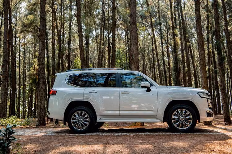 Toyota Land Cruiser 300 HEV 2026 tiếp tục sử dụng nền tảng GA-F với kết cấu khung gầm rời, kết hợp với công nghệ hiện đại. Xe có kích thước và thiết kế tổng thể tương đồng phiên bản động cơ xăng, đồng thời được bổ sung một số chi tiết nhận diện riêng ở cản trước, cản sau.
