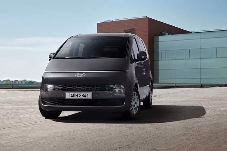 Hyundai Staria Electric 2027 đã ra mắt tại thị trường Hàn Quốc vào đầu năm nay cùng phiên bản dùng động cơ đốt trong. Giờ đây, mẫu xe van này đã đến châu Âu, nơi Hyundai định vị xe như đối thủ cạnh tranh của Volkswagen ID. Buzz. So với đối thủ, Staria Electric là mẫu xe lớn hơn ở mọi kích thước quan trọng, mang đến nhiều không gian hơn cho hành khách và hành lý.
