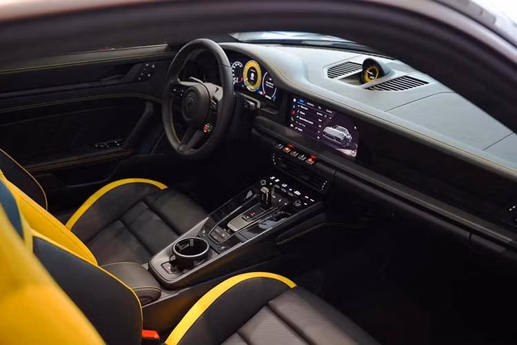 Danh sách trang bị sẵn có trên xe khá phong phú, gồm hệ thống treo chủ động Porsche Active Suspension Management, công nghệ khí động học thích ứng và bộ phanh gốm carbon PCCB. Khoang lái còn được trang bị ghế thể thao Adaptive Sports Seats Plus, trong khi hệ thống âm thanh BOSE Surround Sound đảm nhiệm nhu cầu giải trí.