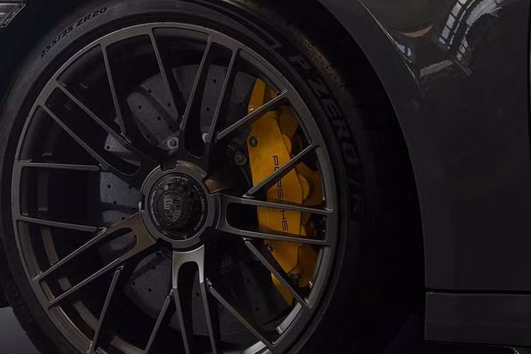 Về thiết kế, bản nâng cấp mới vẫn giữ những đặc trưng quen thuộc của 911 Turbo như phần thân nở rộng, khe lấy gió bố trí hai bên và cánh gió sau kích thước lớn. Bộ vành sử dụng thiết kế khóa tâm, với đường kính 20 inch ở trục trước và 21 inch phía sau. Một số chi tiết đặc trưng của Turbo S được xử lý bằng sắc Turbonite, tông màu Porsche sử dụng để tạo dấu ấn riêng cho các phiên bản Turbo.