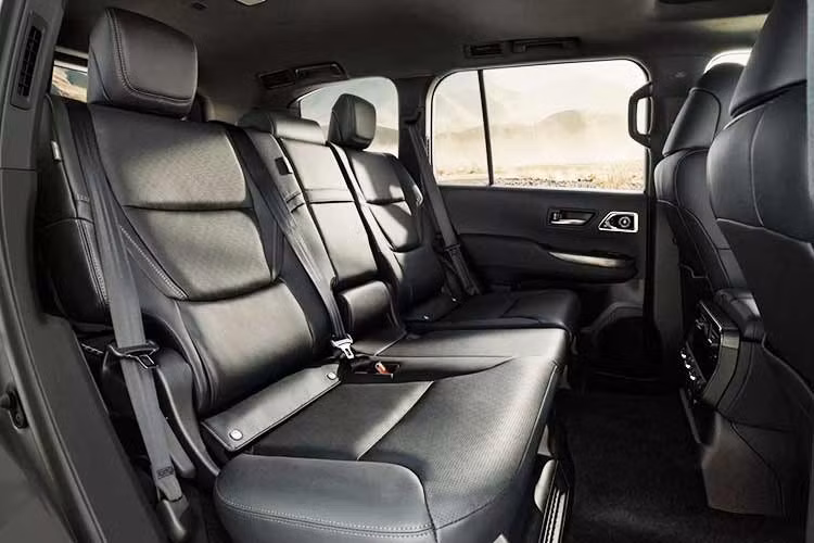So với phiên bản động cơ xăng, Land Cruiser 300 HEV được bổ sung trợ lực lái điện, sạc không dây và hàng ghế thứ hai gập 60:40 kết hợp bệ tỳ tay. Xe cũng có hệ thống đèn chiếu xa tự động AHB nhằm cải thiện khả năng quan sát khi di chuyển ban đêm.