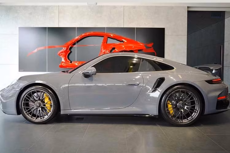 Điểm đáng chú ý trên 911 Turbo S mới là sự xuất hiện của hệ truyền động T-Hybrid, đánh dấu lần đầu phiên bản Turbo S được điện hóa. Đây cũng là biến thể cao cấp nhất trong dòng 911 Turbo hiện nay. Giá niêm yết của 911 Turbo S Coupe tại Việt Nam hiện ở mức 18,9 tỷ đồng, đã tính VAT. Cấu hình tiêu chuẩn đi kèm hệ dẫn động bốn bánh cùng hộp số tự động.