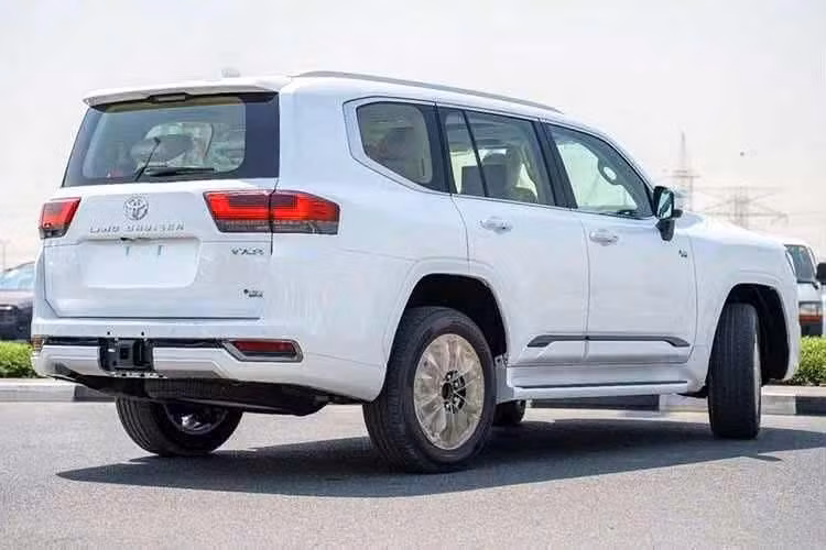 Trang bị an toàn trên Land Cruiser 300 HEV gồm gói Toyota Safety Sense, cùng các hệ thống hỗ trợ như cảnh báo tiền va chạm, kiểm soát hành trình chủ động, hỗ trợ giữ làn đường và quản lý động lực học tích hợp VDIM.