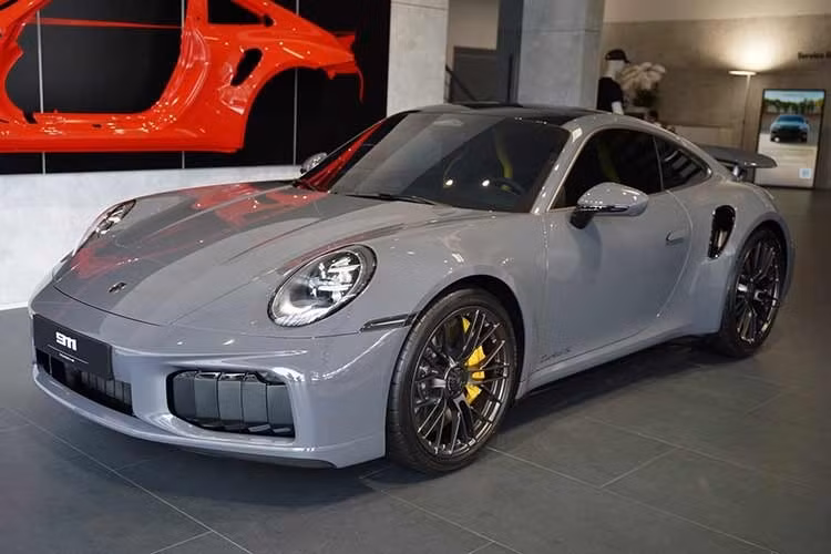 Porsche 911 Turbo S 2026 mới đã xuất hiện tại Việt Nam sau gần một năm kể từ thời điểm ra mắt toàn cầu. Chiếc xe đầu tiên thuộc bản Coupe, dòng 992.2 - bản nâng cấp giữa vòng đời của thế hệ 992 - và dự kiến được bàn giao cho một khách hàng tại TP.HCM. Mẫu xe này lần đầu được Porsche giới thiệu vào tháng 9/2025 tại Triển lãm Ô tô Quốc tế Đức (IAA Mobility) ở Munich, Đức.