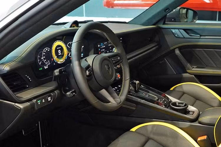 Porsche áp dụng hệ truyền động hiệu suất cao T-Hybrid cho 911 Turbo S mới, với mục tiêu chính là nâng khả năng tăng tốc và phản hồi thay vì tập trung vào vận hành thuần điện. Kiến trúc điện 400 volt đóng vai trò hỗ trợ các thành phần điện hoạt động nhanh và hiệu quả hơn trong quá trình vận hành.
