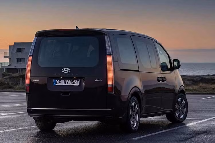 Với chiều dài 5.253 mm, Hyundai Staria Electric vượt cả Volkswagen ID. Buzz và Kia PV5. Mẫu xe này cũng có kích thước lớn hơn bản tiêu chuẩn của Ford E-Tourneo Custom, Volkswagen e-Caravelle, Peugeot e-Traveller, Citroen e-Spacetourer, Opel Zafira-e Life và Fiat E-Ulysse. Tại châu Âu, Staria Electric được cung cấp với 3 phiên bản mang tên Trend, Prime và Calligraphy.