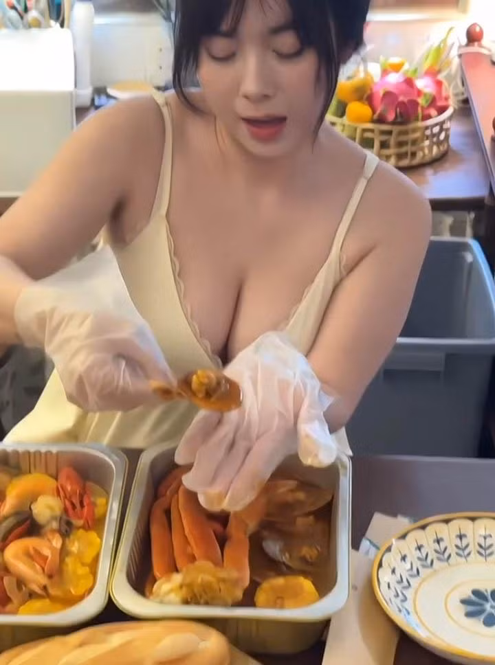 Phía trên màn hình, dòng chữ tiếng Việt tóm tắt nhận xét của cô: "Ngon thật đó hong seeding đâu", "Ngon lắm luôn á", "Ngon thiệt luôn á", "Cũng ngon luôn á".