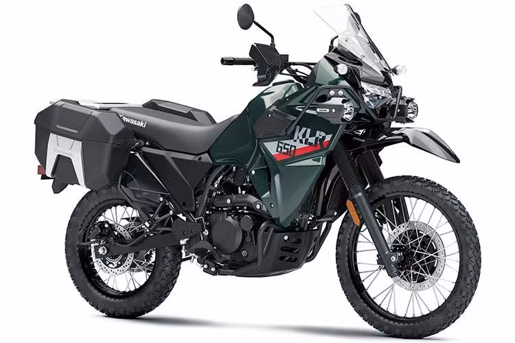 Mẫu xe môtô địa hình cỡ trung Kawasaki KLR650 sẽ tiếp tục được bán vào năm 2027 với sự xuất hiện của biến thể hoàn toàn mới mang tên DF (viết tắt của Durable Force). Sự bổ sung này nâng tổng số phiên bản của dòng xe lên 4 lựa chọn, bao gồm bản tiêu chuẩn, yên thấp KLR650 S, KLR650 DF và KLR650 Adventure cao cấp nhất.