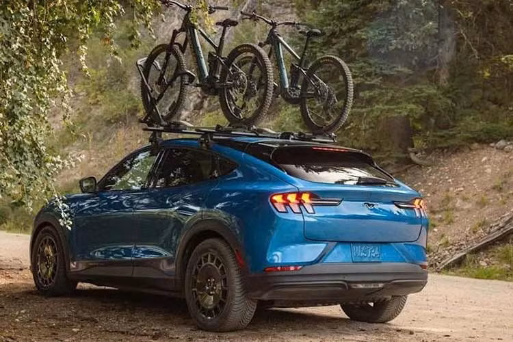 Trên Mustang Mach-E 2027, hệ thống hỗ trợ lái rảnh tay BlueCruise 1.5 được đưa vào danh sách trang bị tiêu chuẩn của hai phiên bản GT và Rally. Khách hàng nhận kèm một năm sử dụng dịch vụ và thêm 90 ngày. Đối với các bản Select, Premium và Select Trail, BlueCruise 1.5 vẫn là trang bị tùy chọn. Cách phân bổ này cho phép người mua lựa chọn công nghệ hỗ trợ lái tùy theo nhu cầu và ngân sách.