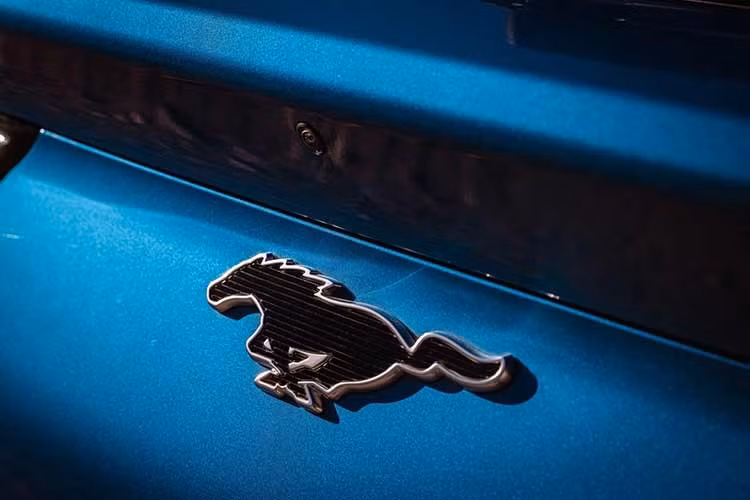Dù dung lượng pin đều được nâng lên so với trước đây, Ford vẫn chưa đưa ra số liệu chính thức về phạm vi hoạt động của Mustang Mach-E 2027. Vì vậy, khả năng di chuyển sau mỗi lần sạc của các phiên bản mới vẫn cần được xác nhận khi hãng công bố đầy đủ thông số.